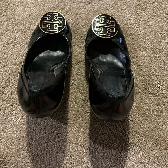 Tory Burch Sophie wedge black patent leather with gold monogram sz 9 - Picture 1 of 4